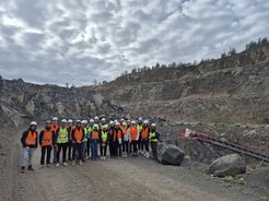 Schülergruppe mit Warnwesten im Steinbruch bei Kremsmünster, Oberösterreich