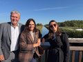Landtagsabgeordneter Karl Nehammer mit zwei Begleiterinnen vor einem Kanal in Niederösterreich